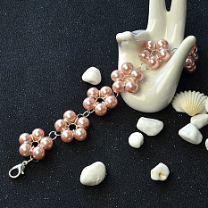 Pulsera de flores de perlas rosas con anillas