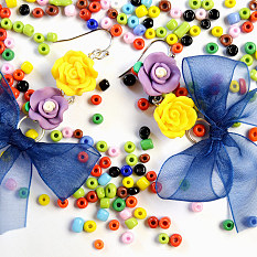 Boucles d'oreilles ruban bleu avec pendentifs fleurs