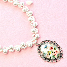 Vintage Flower Pendant Necklace with Pearls