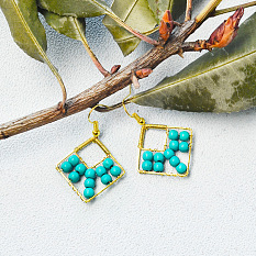 Boucles d'oreilles carrées enveloppées de fil avec des perles turquoise