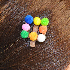 Pinces à cheveux à pompons colorés