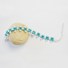 Una pulsera de perlas azules