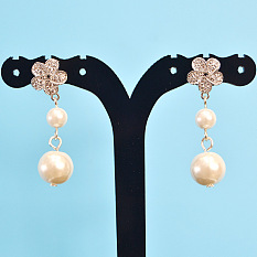Elegantes pendientes de perlas de flores