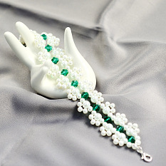Elegante pulsera de perlas blancas