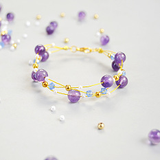 Joli bracelet avec des perles violettes