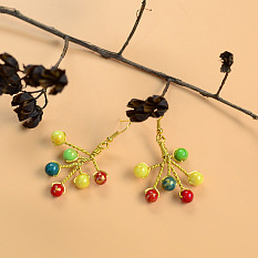 Boucles d'oreilles enroulées de perles colorées