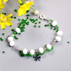 Bracelet de perles blanches et vertes