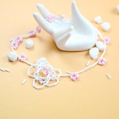 白とピンクの花のネックレス