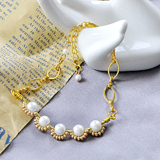 Bracelet doré avec perle