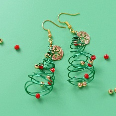 Boucles d'oreilles arbre de Noël à enroulement de fil