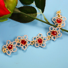 Braccialetto di fiori con perline e cristallo rosso
