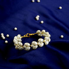 Elegante brazalete de perlas
