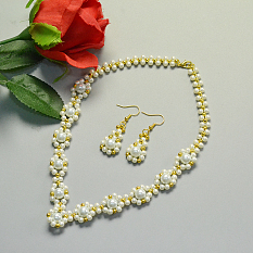 真珠のネックレスとイヤリングのセット