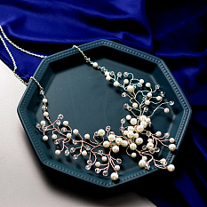 Elegante Halskette mit Glasperlen und Perlen