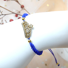 Bracelet bleu tressé avec couronne