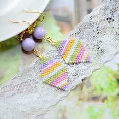 Boucles d'oreilles en perles de rocaille rayées violettes