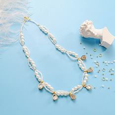 Collier de perles élégant avec breloques en alliage