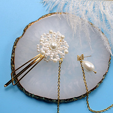 Accessoire und Ohrring aus reinweißem Perlenhaar