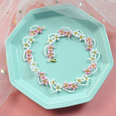 Elegante zweifarbige Perlenblumenkette