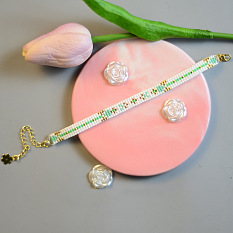 Bracelet perlé vert printemps clair