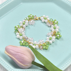 かわいいグリーンの花模様のブレスレット
