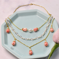 Joli collier multi fleurs roses