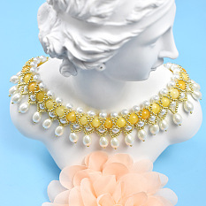 Collier de perles extravagant