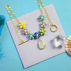 Collier chaîne de perles à motif de fleurs colorées