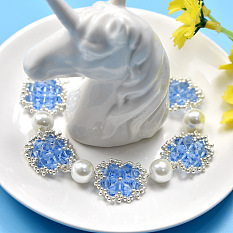 Bracelet perlé à motif de fleurs bleues