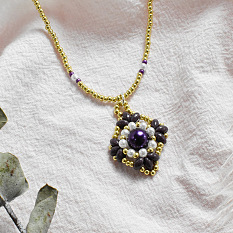 Charmant collier de perles violettes