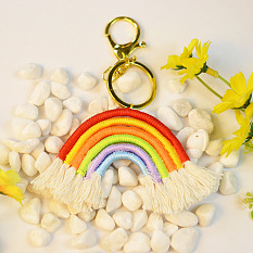 PandaHall Selected idea en un lindo llavero con un colgante de arcoíris