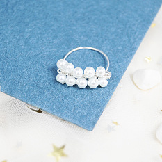 Einfacher drahtgewickelter Ring mit Perlen