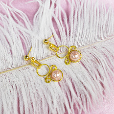 Boucles d'oreilles en fil de fer avec des perles roses
