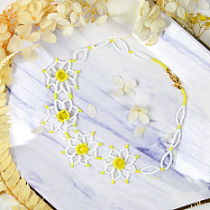 Collier de perles en forme de fleur