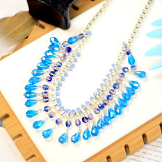 Collier de perles de cristal bleu