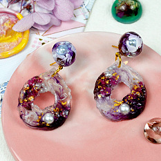 Boucles d'oreilles violettes avec grand anneau en résine