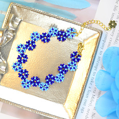 Bracelet en perles en forme de fleur bleue