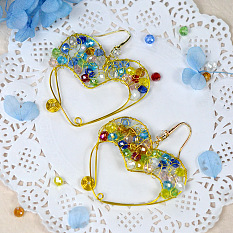 Boucles d'oreilles enveloppées de fil en forme de coeur avec des perles de verre