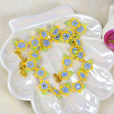 Halskette mit Blumenperlen