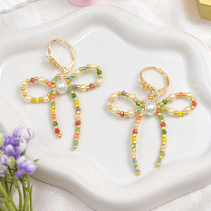 Разноцветные серьги-бантики из стеклянных бусин