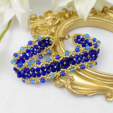 Браслет из голубого стекла и бусин с драгоценными камнями