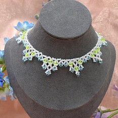 Ожерелье из кружева и стеклянных бусин