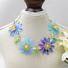Цветочное колье с подвеской из чешского стекла