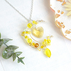 Подвеска в виде желтой луны, скрученная в проволоку