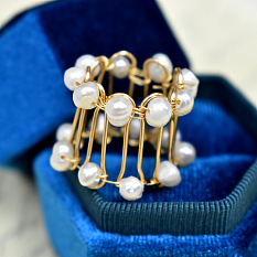Anneau enroulé de fil avec des perles