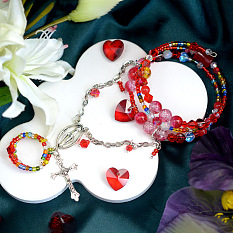 Rotes Lagenarmband aus Glasperlen