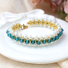 Браслет из зеленых стеклянных бусин