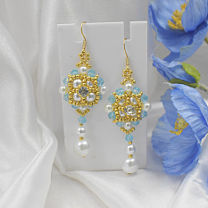 Pendientes colgantes de vidrio azul y perlas.