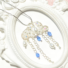 Подвеска в виде облака с кристаллами, скрученными в проволоку