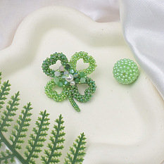 Брошь из семян клевера и стеклянных бусин